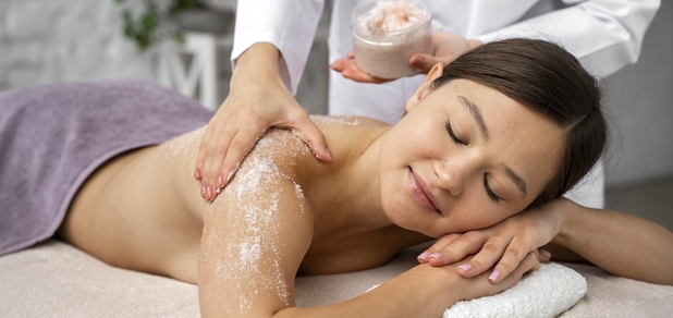 https://cdn1.pokupon.ua/uploaded/new_campaign_pictures/875742/data/main620x292/side-view-woman-getting-massaged-spa.jpg?1729766942