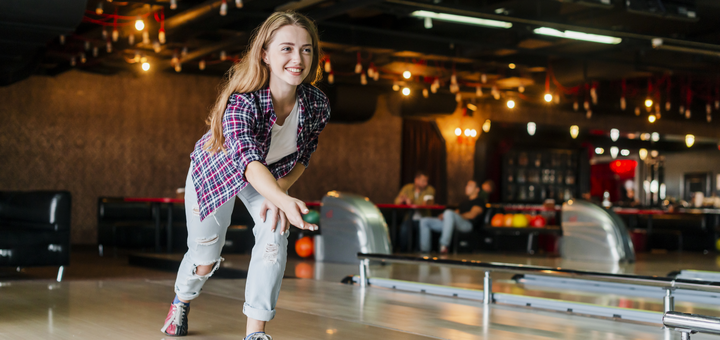 https://cdn1.pokupon.ua/uploaded/new_campaign_pictures/879238/data/main720x340/young-woman-playing-with-bowling-ball.png?1696404221