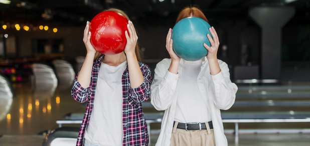 https://cdn1.pokupon.ua/uploaded/new_campaign_pictures/879240/data/main620x292/young-women-holding-colorful-bowling-balls.png?1696404236