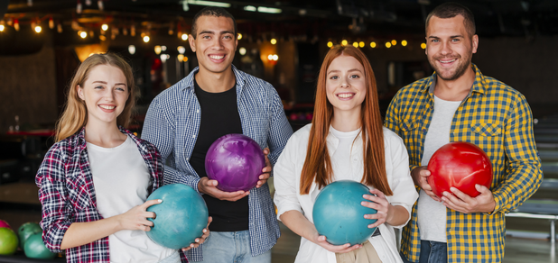 https://cdn1.pokupon.ua/uploaded/new_campaign_pictures/879253/data/main620x292/women-men-holding-colorful-bowling-balls-medium-shot.png?1696404382