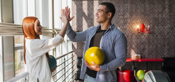 https://cdn1.pokupon.ua/uploaded/new_campaign_pictures/879254/data/main720x340/happy-woman-man-holding-colorful-bowling-balls.png?1696404392