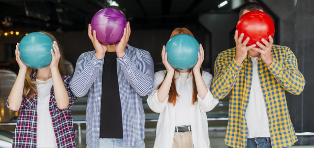 https://cdn1.pokupon.ua/uploaded/new_campaign_pictures/879256/data/main620x292/men-women-holding-bowling-ball-head.png?1696404399