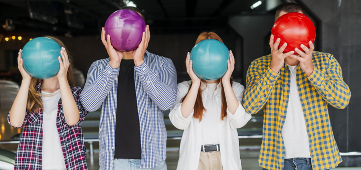 https://cdn1.pokupon.ua/uploaded/new_campaign_pictures/879256/data/main720x340/men-women-holding-bowling-ball-head.png?1696404399