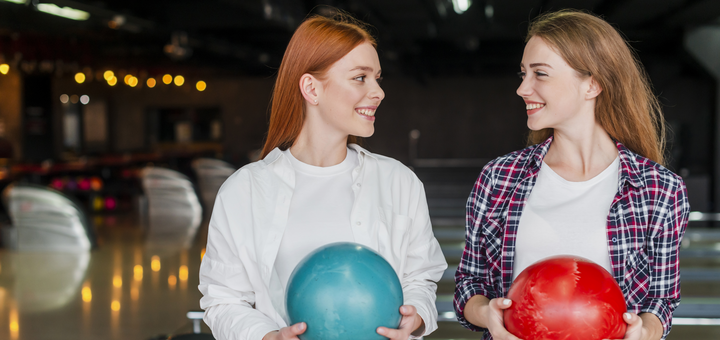 https://cdn1.pokupon.ua/uploaded/new_campaign_pictures/879257/data/main720x340/happy-young-women-holding-colorful-bowling-balls.png?1696404410