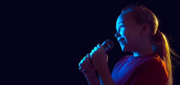 https://cdn1.pokupon.ua/uploaded/new_campaign_pictures/900524/data/main620x292/little-girl-with-microphone-neon-light.jpg?1714633550