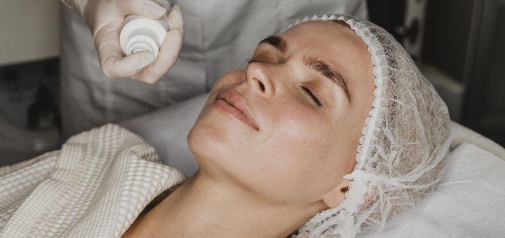 https://cdn1.pokupon.ua/uploaded/new_campaign_pictures/901268/data/main720x340/young-woman-getting-face-skin-treatment-spa.jpg?1715681430