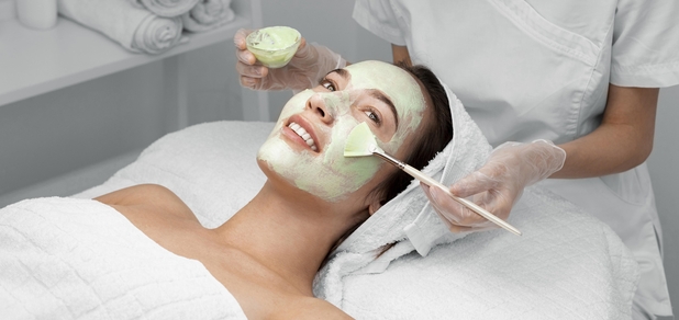 https://cdn1.pokupon.ua/uploaded/new_campaign_pictures/905211/data/main620x292/beautician-applying-face-mask-female-client.jpg?1729766596