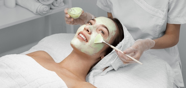 https://cdn1.pokupon.ua/uploaded/new_campaign_pictures/905211/data/main720x340/beautician-applying-face-mask-female-client.jpg?1729766596