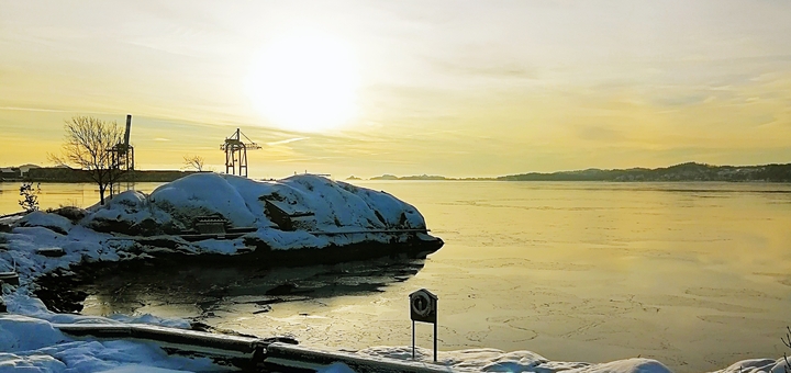 https://cdn1.pokupon.ua/uploaded/new_campaign_pictures/906861/data/main720x340/vertical-picture-island-covered-snow-surrounded-by-sea-sunset-norway.jpg?1735294347