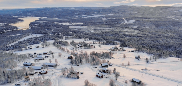 https://cdn1.pokupon.ua/uploaded/new_campaign_pictures/906862/data/main720x340/high-angle-shot-town-covered-snow-surrounded-by-forests-lake-cloudy-sky.jpg?1735294348