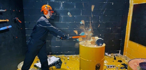 1 година у «кімнаті люті» у клубі «Darwin Space»