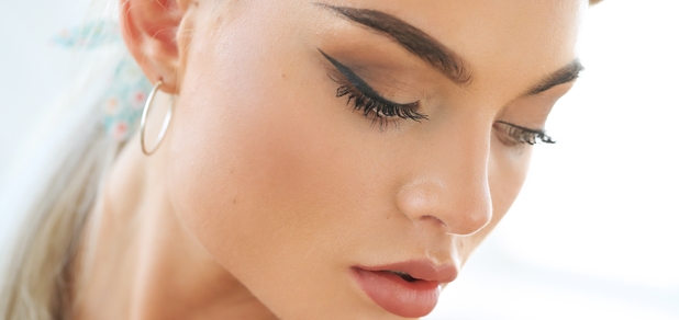 https://cdn1.pokupon.ua/uploaded/new_campaign_pictures/920842/data/main620x292/suntanned-model-with-smokey-eye-makeup-looking-down.jpg?1731061960