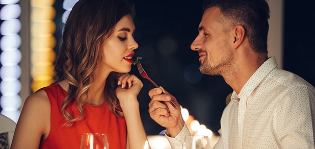 https://cdn1.pokupon.ua/uploaded/new_campaign_pictures/926951/data/main620x292/smiling-careful-man-feed-his-pretty-woman-friend-while-have-romantic-dinner-home.jpg?1736508468