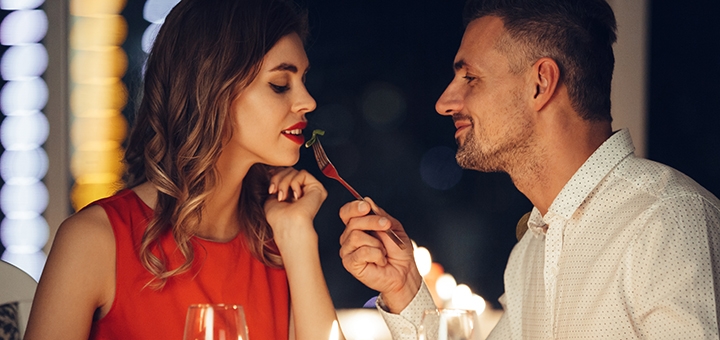 https://cdn1.pokupon.ua/uploaded/new_campaign_pictures/926951/data/main720x340/smiling-careful-man-feed-his-pretty-woman-friend-while-have-romantic-dinner-home.jpg?1736508468