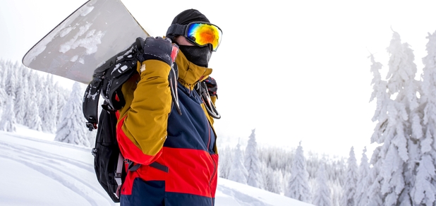 https://cdn1.pokupon.ua/uploaded/new_campaign_pictures/929368/data/main620x292/snowboarder-protective-glasses-holding-his-snowboard-his-back.jpg?1738748100