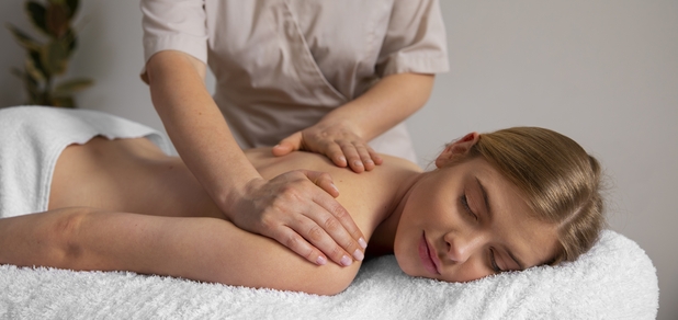 https://cdn1.pokupon.ua/uploaded/new_campaign_pictures/931271/data/main620x292/woman-getting-back-massage-from-masseur.jpg?1740390049