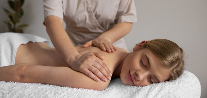 https://cdn1.pokupon.ua/uploaded/new_campaign_pictures/931271/data/main720x340/woman-getting-back-massage-from-masseur.jpg?1740390049