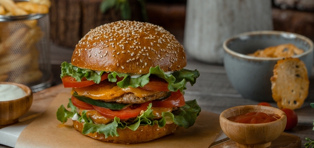 https://cdn1.pokupon.ua/uploaded/new_campaign_pictures/931494/data/main620x292/burger-served-with-melted-cheddar-cheese-sumakh-rustic-table.jpg?1740578925