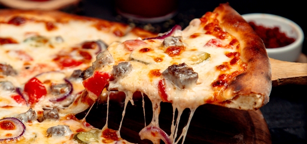 https://cdn1.pokupon.ua/uploaded/new_campaign_pictures/931500/data/main620x292/slice-crispy-pizza-with-meat-cheese.jpg?1740584003