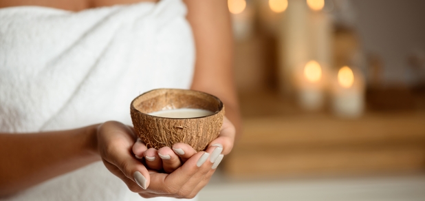 https://cdn1.pokupon.ua/uploaded/new_campaign_pictures/932113/data/main620x292/close-up-woman-holding-coconut-spa-salon.jpg?1741352558