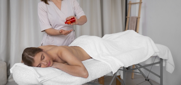 https://cdn1.pokupon.ua/uploaded/new_campaign_pictures/934827/data/main620x292/woman-getting-back-massage-from-masseur.jpg?1743507018
