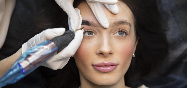 https://cdn1.pokupon.ua/uploaded/new_campaign_pictures/935962/data/main620x292/young-woman-getting-beauty-treatment-her-eyebrows20250417-3543300-1wgn0i7.jpg?1744891508