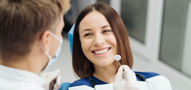 https://cdn1.pokupon.ua/uploaded/new_campaign_pictures/936294/data/main620x292/male-professional-dentist-with-gloves-mask-discuss-what-treatment-will-look-like-patient-s-teeth20250425-3832196-72257y.jpg?1745566703