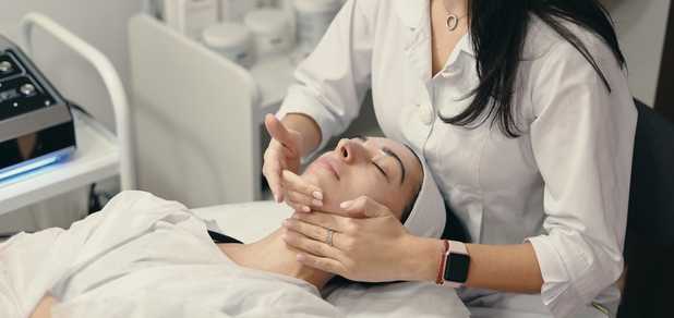 https://cdn1.pokupon.ua/uploaded/new_campaign_pictures/936494/data/main620x292/young-woman-lies-with-closed-eyes-cosmetologist-making-procedure20250430-4019670-uxy2lx.jpg?1746003233
