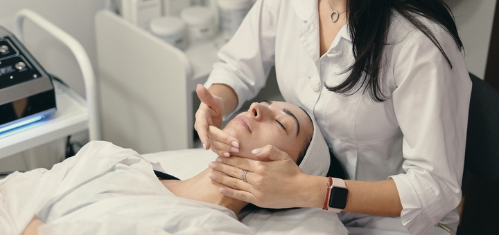 https://cdn1.pokupon.ua/uploaded/new_campaign_pictures/936494/data/main720x340/young-woman-lies-with-closed-eyes-cosmetologist-making-procedure20250430-4019670-uxy2lx.jpg?1746003233