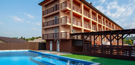 От 1 ночи в начале июня с бассейном в Halas Hotel