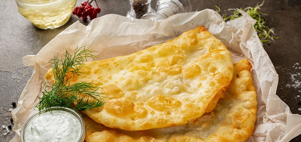 https://cdn1.pokupon.ua/uploaded/new_campaign_pictures/938722/data/main620x292/CHebureki-zi-svininoyu-telyatinoyu-sirom-suluguni.KRjpg.jpg?1748866516