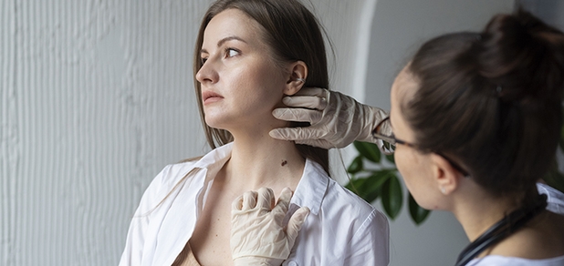 https://cdn1.pokupon.ua/uploaded/new_campaign_pictures/942294/data/main620x292/zensina-vrac-diagnostiruet-melanomu-na-tele-pacientki.jpg?1753438351