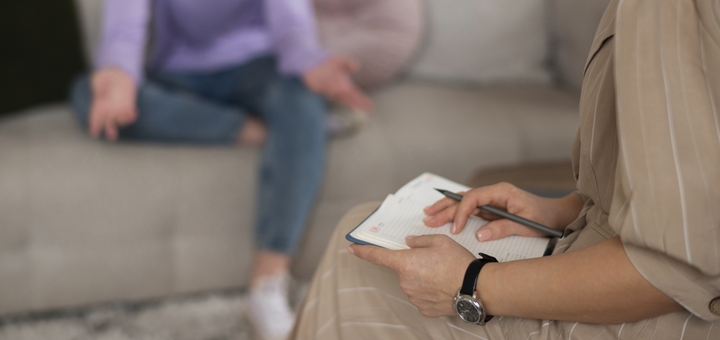 https://cdn1.pokupon.ua/uploaded/new_campaign_pictures/943273/data/main720x340/side-view-young-girl-talking-therapist20250812-3802164-8pt80q.jpg?1754993933