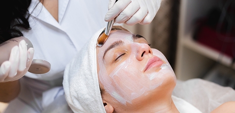 Ultrasonic facial cleansing at the Gera center