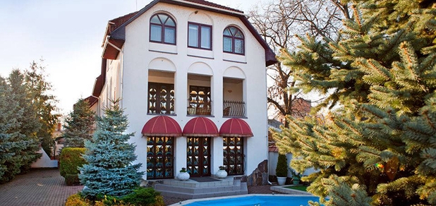 https://cdn1.pokupon.ua/uploaded/new_campaign_pictures/945308/data/main620x292/hotel-eduard-front-960x500-1.jpg?1758180446