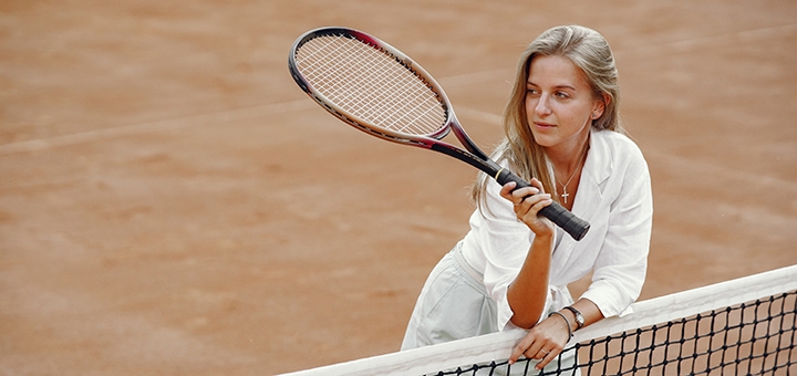 https://cdn1.pokupon.ua/uploaded/new_campaign_pictures/946132/data/main720x340/veselaa-molodaa-zensina-v-futbolke-zensina-derzasaa-tennisnuu-raketku-i-mac.jpg?1759319586