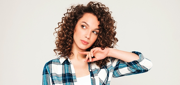 https://cdn1.pokupon.ua/uploaded/new_campaign_pictures/946612/data/main620x292/portret-krasivye-ulybausiesa-modeli-s-afro-kudri-priceska-odetaa-v-letnei-odezde-bitnik-seksual-naa-bezzabotnaa-devuska-poziruet-v-studii-na-serom-fone-modnye-smesnye-i-pozitivnye-zensiny.jpg?1759922693