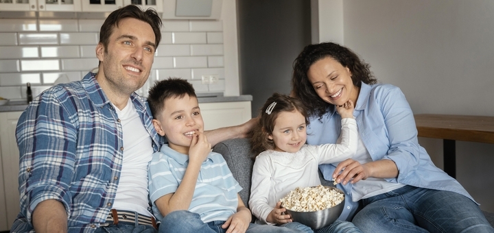 https://cdn1.pokupon.ua/uploaded/new_campaign_pictures/947671/data/main720x340/medium-shot-family-watching-television20251016-993793-10s7onu.jpg?1760638620