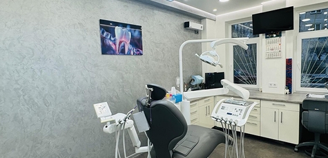 Air-Flow teeth cleaning at the N.K. Profi Dent