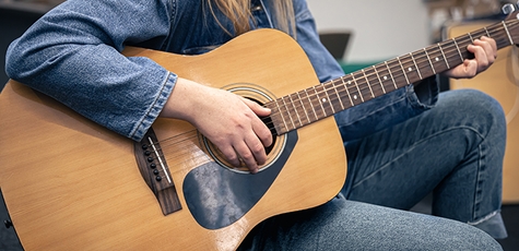 До 8 занятий по игре на гитаре в «Velikhan Music»