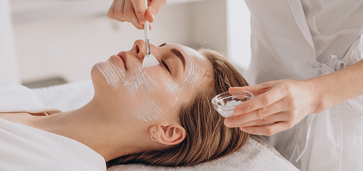 https://cdn1.pokupon.ua/uploaded/new_campaign_pictures/958569/data/main720x340/cosmetologist-doing-face-treatment-applying-face-mask.jpg?1775051663
