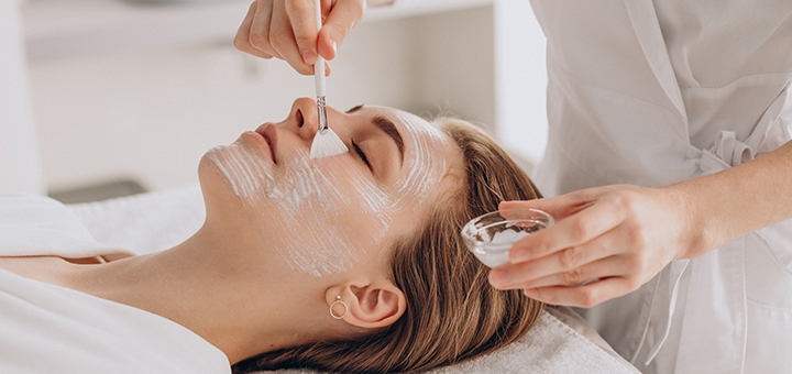 https://cdn1.pokupon.ua/uploaded/new_campaign_pictures/959278/data/main720x340/cosmetologist-doing-face-treatment-applying-face-mask.jpg?1775736402