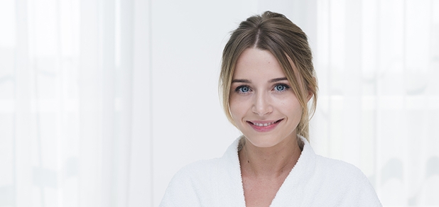 https://cdn1.pokupon.ua/uploaded/new_campaign_pictures/959615/data/main620x292/woman-posing-with-bathrobe-spa.jpg?1776868354