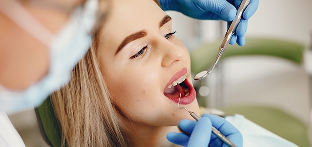 https://cdn1.pokupon.ua/uploaded/new_campaign_pictures/959779/data/main620x292/beautiful-girl-sitting-dentist-s-office.jpg?1777037920