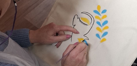 A master class on painting an eco-friendly bag