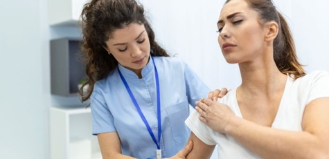 Physiotherapist consultation with massage at Sens