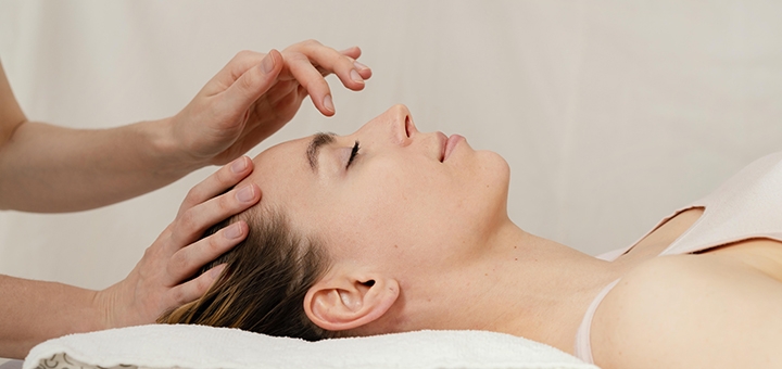 https://cdn1.pokupon.ua/uploaded/new_campaign_pictures/963979/data/main720x340/close-up-therapist-massaging-patient-s-head.jpg?1784285241