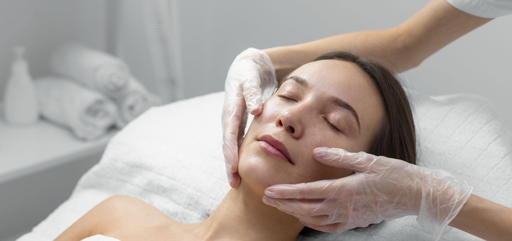 https://cdn1.pokupon.ua/uploaded/new_campaign_pictures/964630/data/main720x340/beautician-with-female-client-salon-face-care-routine20260805-3439971-1jfqeem.jpg?1785920625