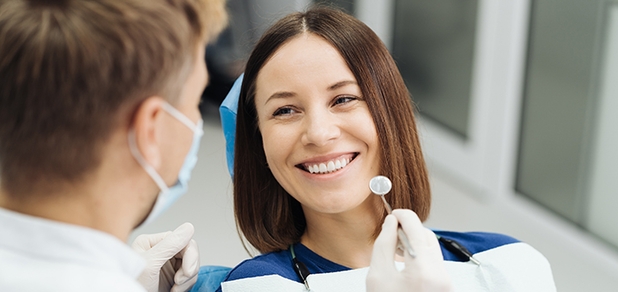 https://cdn1.pokupon.ua/uploaded/new_campaign_pictures/965021/data/main620x292/male-professional-dentist-with-gloves-mask-discuss-what-treatment-will-look-like-patient-s-teeth.jpg?1786700898
