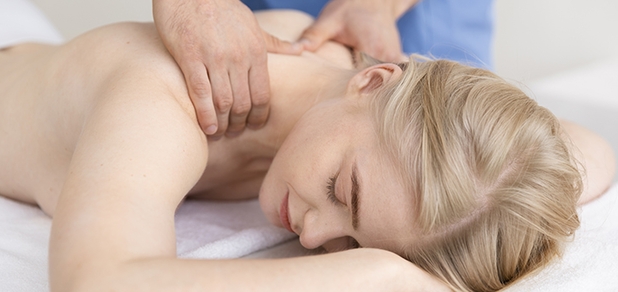 https://cdn1.pokupon.ua/uploaded/new_campaign_pictures/965434/data/main620x292/nurse-with-patient-osteopathy-session.jpg?1787148218